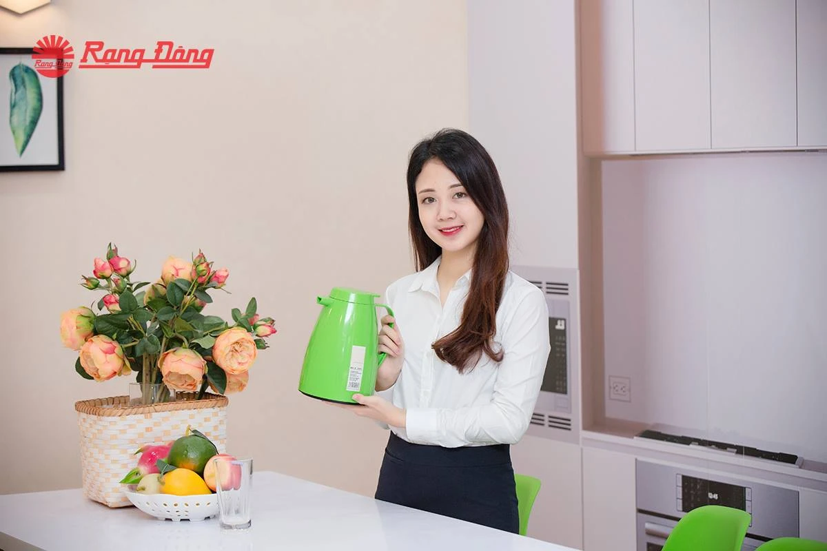 Phích pha trà Rạng Đông với thiết kế gọn gàng và trẻ trung